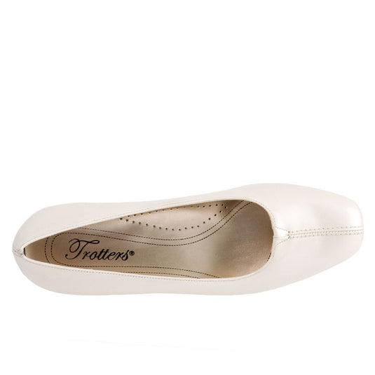 Trotters Women's Doris White Pearl Trotters Women's Doris White Pearl