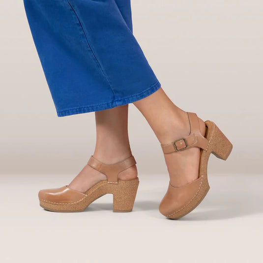 Aetrex Women's Finley Closed Toe Heel Sandal Camel