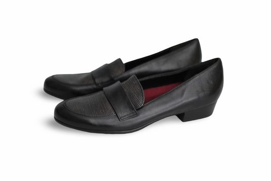 Munro Women's kiera Slip on loafer Black Leather / Lizard
